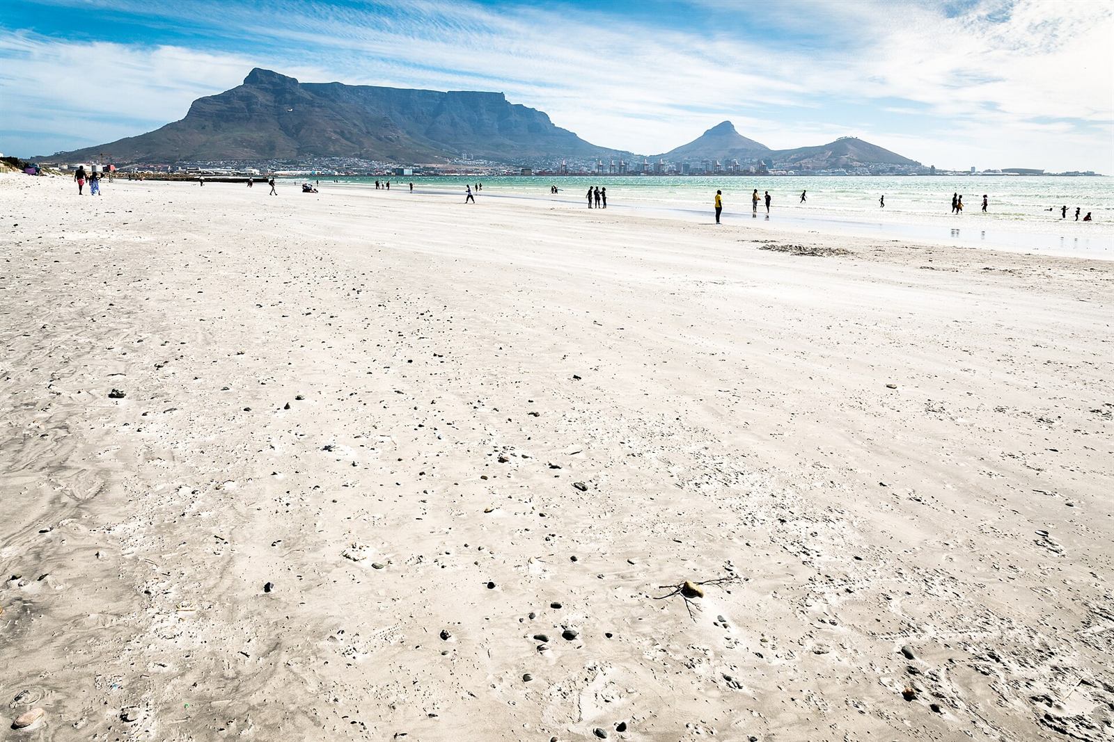Blick über den Strand von Bloubergstrand auf den Tafelberg, Kapstadt