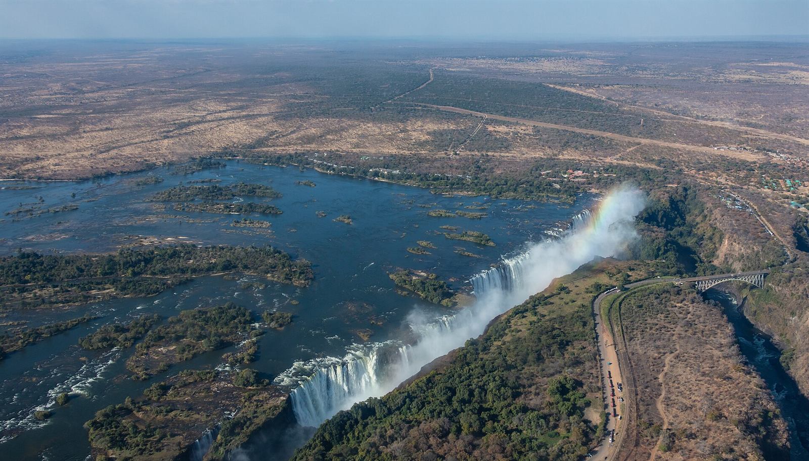 Luftaufnahme der Viktoriafälle mit Regenbogen, Simbabwe