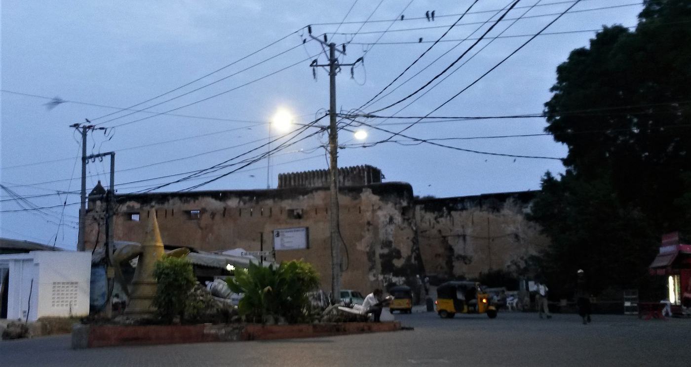 Die Steinmauern von Fort Jesus in der Altstadt von Mombasa