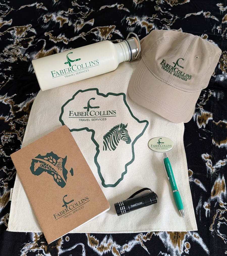FaberCollins-Reiseutensilien: Tasche, Kappe, Trinkflasche, Notizbuch, Stift und Taschenlampe / FaberCollins travel kit: bag, cap, water bottle, notebook, pen and flashlight