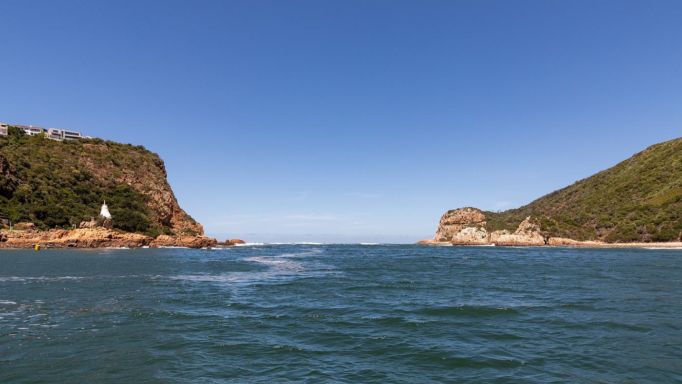 Die Knysna Heads: zwei felsige Landzungen rahmen die schmale Durchfahrt von der Lagune ins Meer
